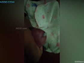 Парень заснял на камеру как дрочит на спящую девушку и кончает ей на ладонь