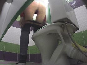 Уборщик поставил скрытую камеру в кабинке туалета которая засняла телку с голой жопой