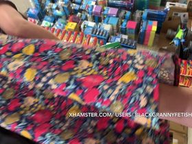 Взрослая мамка попалась на камеру в магазине светя своими трусами под коротким платьем