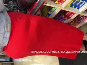 Бабку с объемной жопой в красной юбке засняли на камеру пока она гуляла по городу