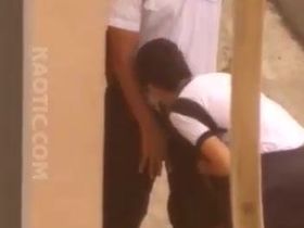 Девка сделала минет своему другу прямо на улице, а чувак с окна их снимал на камеру