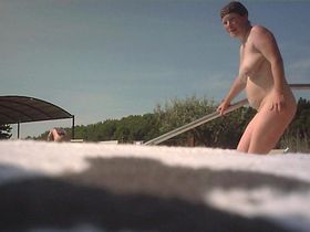 Мамаша с обвисшими сиськами прогуливается у края бассейна голой