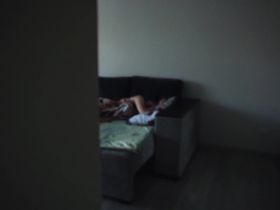 Брат подглядывает за няшной сестрой и любуется на её мастурбацию до оргазма