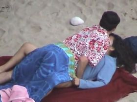 Ебля супружеской пары на пляже снятая скрытой камерой