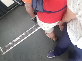 Мужик в автобусе погладил тёлке в шортах попку и немного её потискал