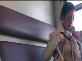 Мужик в поезде тайком снимает на видео симпатичную женщину