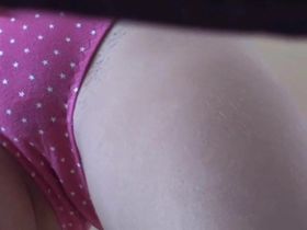 Тёлка переодевает трусики и платье и светит аккуратной вагиной