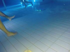 Зрелые женщины плавают в бассейне голые и показывают свои сиськи и киски