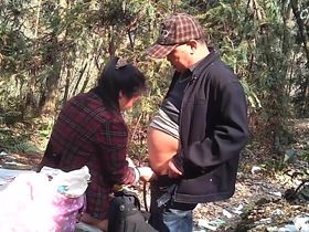 Зрелая азиатка подрочила мужу пенсионеру в лесу и поеблась с ним на камне