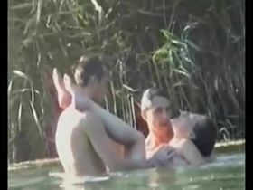 Парни в два хуя выебали пьяную давалку в озере на глазах у случайного зрителя