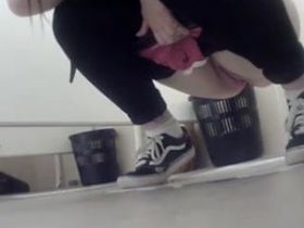 Русские студентки писают в университетском туалете перед скрытой камерой