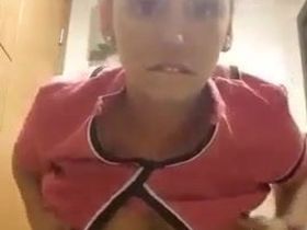 Няшная девушка показывает в туалете упругую попу и сиськи