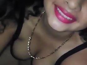 Кудрявая давалка демонстрирует влажную вагину и упругие титьки