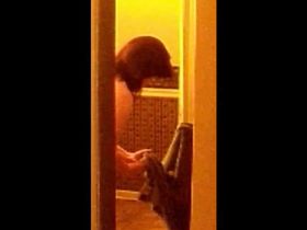 Жирная мамаша переодевается в ванной на глазах у сына