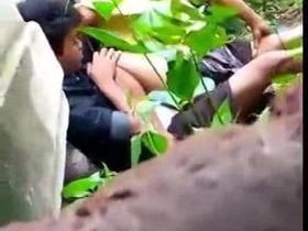 Ебля симпатичной азиатки в лесу с любовником на глазах у мужа