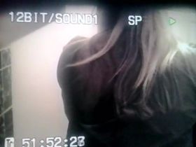 Длинноногая блондинка пописала в туалете на работе и показала свои трусики