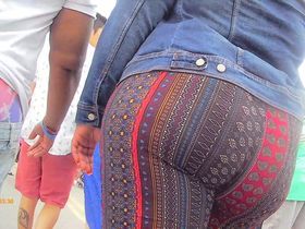 Толстуха в ярких лосинах гуляет на фестивале и вертит своей большой жопой