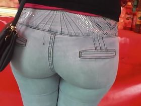 Парень на рынке снял скрытой камерой упругую попу девушки в облегающих джинсах