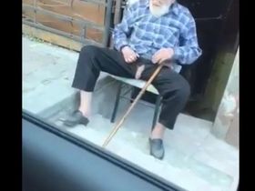 Старый дед дрочит на улице свой вялый пенис на глазах у девушки