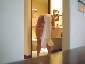 Голая женщина после душа разглядывает свои красивые дойки перед зеркалом