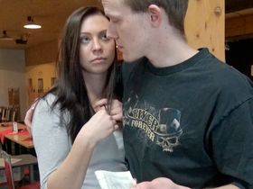 Симпатичная девушка в боулинге за деньги трахнулась с мужиком на глазах у мужа