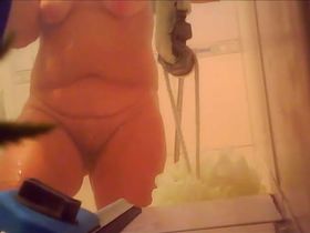 Зрелая женщина моется и мастурбирует в душе перед скрытой камерой