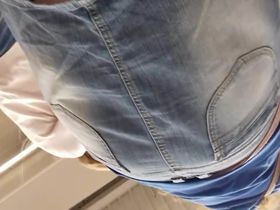 Мужик в магазине засовывает камеру под юбку зрелой женщины и снимает её трусы