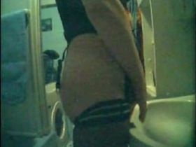 Женщина надела чёрные чулки и потеребила в ванной влажную пилотку