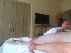 Нежная дрочка от супруги с камшотом на волосатый живот мужа