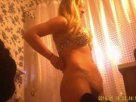 Грудастая блондинка разделась в ванной догола и погладила свои большие дойки