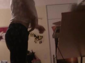 Парень шпионит за высокой девушкой через окна ванной и спальни