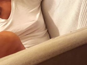 Видео снятое скрытой камерой с девушкой без бюстгальтера с торчащими сосками