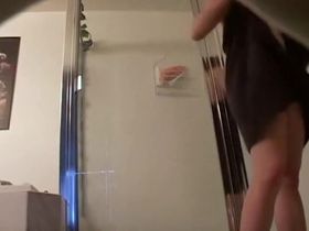 Молодая девка помылась в душе и показала брату сисечки и побритую киску