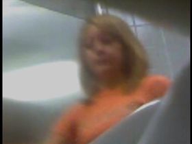 Студенка блондинка пописала в туалете и показала упругий попец