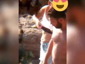 Видео с пляжа с замужней женщиной с торчащими сосками