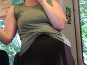 Подглядывание в поезде за фигуристой женщиной в чёрных лосинах