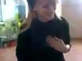 Начальник лапает на стуле симпатичную секретаршу и мнёт её красивые титьки