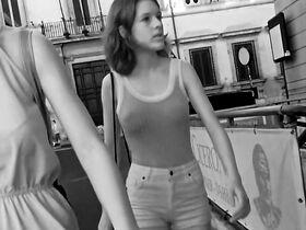 X-ray камера с инфракрасным фильтром просвечивает одежду девушек на улице