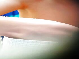 Красивая телка в пляжной кабинке