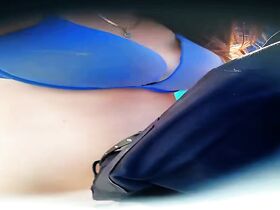 Девушка с красивыми сиськами в пляжной кабинке