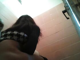 Студентка писает в туалете и показывает дырки