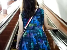 Подсмотр под синее платье незнакомки