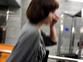 Засвет черных трусиков в метро