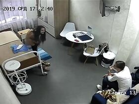 Красивая брюнетка перед скрытой камерой